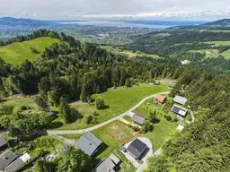 Exklusives Feriengrundstück mit Seesicht in ruhiger Lage