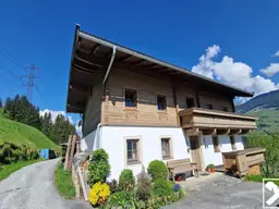 Idyllische Landwirtschaft mit Gebäuden und Grünflächen