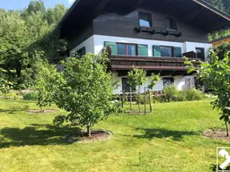 Wohnhaus mit Garten und traumhafter Bergkulisse