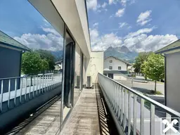 Lichtdurchflutetes Büro in modernem Gebäude