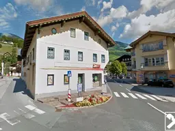Mehrparteienhaus mit Geschäftsfläche