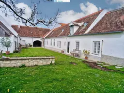 Charmantes burgenländisches Anwesen: Traditioneller Streckhof mit Weinkeller und Nebengebäude