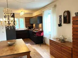 ECKREIHENHAUS MIT EINZIGARTIGEN NATURGARTEN UND POOL