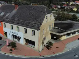 Geschäfts-Stadthaus mit 2 Wohnungen, riesiger Dachterrasse, 3 Geschäftsflächen, Lager und großem Innenhof, mitten in Lavamünd!
