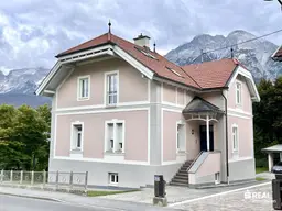 Stilvolles Mehrfamilienhaus mit drei separaten Einheiten und vollem Zubehör!