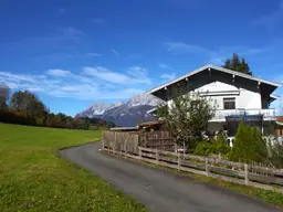 Objekt. Nr.: J 1050 - St. JOHANN IN TIROL: PREISREDUKTION - Haushälfte mit Traum Ausblick, mit Gartenhäuschen und Gartenanteil