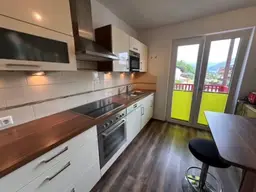 Brixlegg: Geräumige 2,5-Zimmer-Wohnung mit Pelletsofen, Balkon und Tiefgaragenabstellplatz