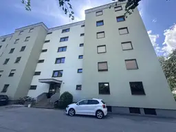 Schwaz: Großzügige 3,5-Zimmer-Wohnung mit verglaster Loggia – ca. 90 m² zum individuellen Gestalten