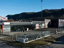 Premium-Gewerbestandort mit Werkstatt, Hallen, Verkaufsflächen &amp; Betriebswohnung