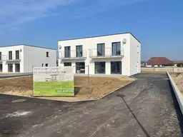 Neubau Doppelhaushälfte mit Carport und Garten in Neumarkt!