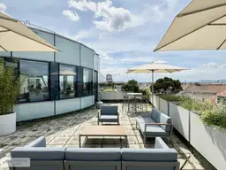 ARBEITEN MIT FERNBLICK /// MODERNES, FLEXIBLES BÜRO MIT GROSSER TERRASSE