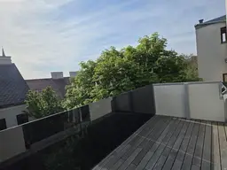 Kein Gas mehr! Top DG Wohnung mit Balkon - 2 großzügige Zimmer, alles auf einer Ebene! Luft-Wasserwärmepumpe, Klima und Photovoltaik!