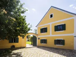 Historische Mühle inmitten von Wiesen und Feldern, nur unweit von Wien