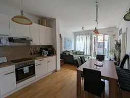 Helle Erdgeschosswohnung mit Komfort: Terrasse, Parkplatz und zentraler Lage