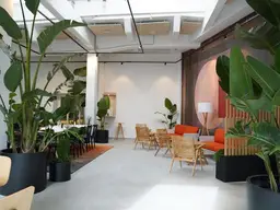 Modernisierte Bürofläche mit Lounge &amp; Parkplätzen