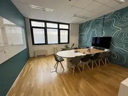 Moderne Bürofläche mit Parkplätzen