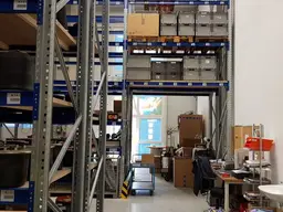 Gewerbehalle | Lager / Büro / Verkaufsraum zur Untermiete im Squarebizz Business Center Eibesbrunn