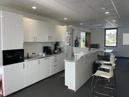 Moderne Bürofläche mit Parkplätzen