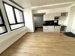 Modernes Büro mit Parkplätzen