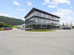 Großzügiges Büro-, Produktions- und Hallengebäude samt Baulandreserve