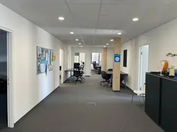 Moderne Bürofläche mit Parkplätzen