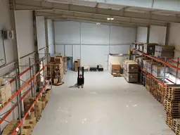 Multifunktionale Halle mit Rolltor - ideal für Lager, Produktion oder Werkstatt