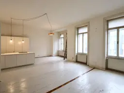 Nächst Neubaugasse! Südwestseitiger 4-Zimmer-Altbau mit Balkon in ruhiger Seitengasse!