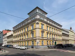 Schönbrunn-Nähe! Helle Wohnung in gepflegter Jahrhundertwendeliegeschaft!