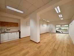 Top-Objekt für Unternehmen! Erstbezugs-Büro, Lager, Hebebühne – alles in einem nächst Innenstadt Wiener Neustadts