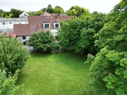 Großzügig geschnittenes Haus mit vielfältigem Obstgarten | 2 Grundstücke, 6 Zimmer, 4 PKW-Stellplätze | Naturteich, Terrasse | Am Naherholungsgebiet Zayawiesen