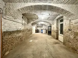Hofseitiger Keller nächst Schlossquadrat!