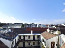 Weitblick, Ruhe &amp; zentrale Lage – Sonnige Altbauwohnung mit Balkon