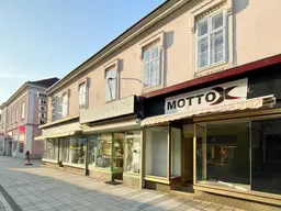Frequenz-Standort deluxe! 35 m²-Geschäftslokal in der Herzog-Leopold-Straße | Retro-Portal mit breiter Fensterfläche | Sofort anmietbar