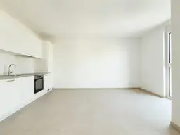 BEZUGSFERTIG: Neubau-Erstbezug mit Freifläche und Küche!