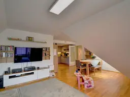 Dachgeschosswohnung mit Balkon, Garten, Lift und Tiefgaragenplatz – vermietet bis Ende 2026