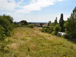 Herrliches großes Grundstück mitten in Sooss, schöner Fernblick und RUHE