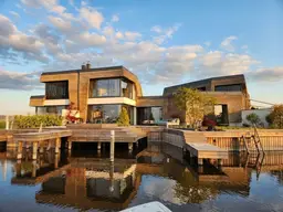 Einzigartige Seevilla mit direktem Seezugang und Bootsliegeplatz in Neusiedl am See
