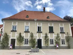 Historisches Herrenhaus mit kleinem Garten