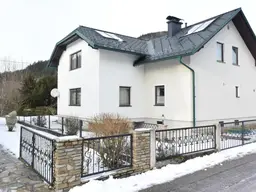 Gepflegtes Wohnhaus mit Garten
