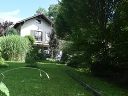 Wohnhaus mit Garten