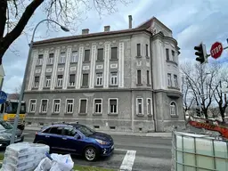 LICHTDURCHFLUTETER BÜRORAUM IN HISTORISCHEM GEBÄUDE -IHR NEUER ARBEITSPLATZ