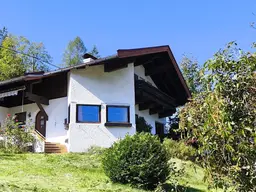 Einfamilienhaus mit Baugenehmigung für ein Mehrfamilienwohnhaus mit 5 Wohnungen.