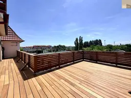 Traumhafte Dachgeschoßwohnung mit Galerie, Terrassen und Blick zum Anninger - Lift optional möglich