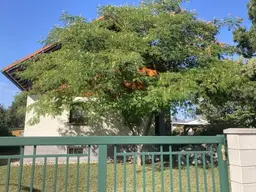 Einfamilienhaus mit ca. 125 m² Wohnfläche + 80 m² Keller.
