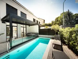 Außergewöhnliche Doppelhaus-Hälfte mit Pool