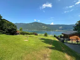 CHARMANTER SEEBAUGRUND AM OSSIACHER SEE