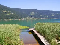 EXKLUSIVES SEEGRUNDSTÜCK MIT DIREKTEM ZUGANG ZUM OSSIACHER SEE – FERIENWOHNSITZ IN BESTLAGE