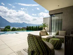 Traumhafte Design-Villa mit Panoramablick auf Berg und See