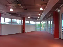 Geschäftslokal - große Fensterauslagen -  optimale Parksituation - Airport Center / nahe Flughafen - Himmelreich