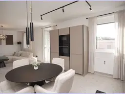 Traumhaft schöne, komplett sanierte Wohnung. Sehr gute Lage, Balkon, 3 SZ, Küche, Garten, Parkplatz.